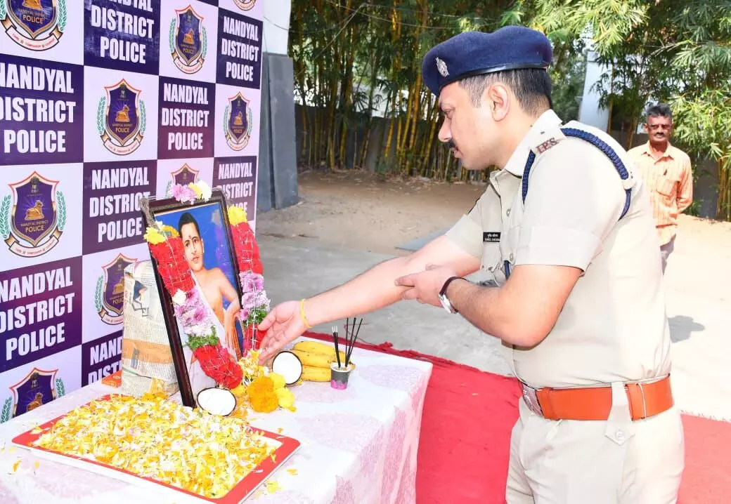 Police pay tributes to Amarajeevi Potti Sriramulu Police pay tributes to Amarajeevi Potti Sriramulu
