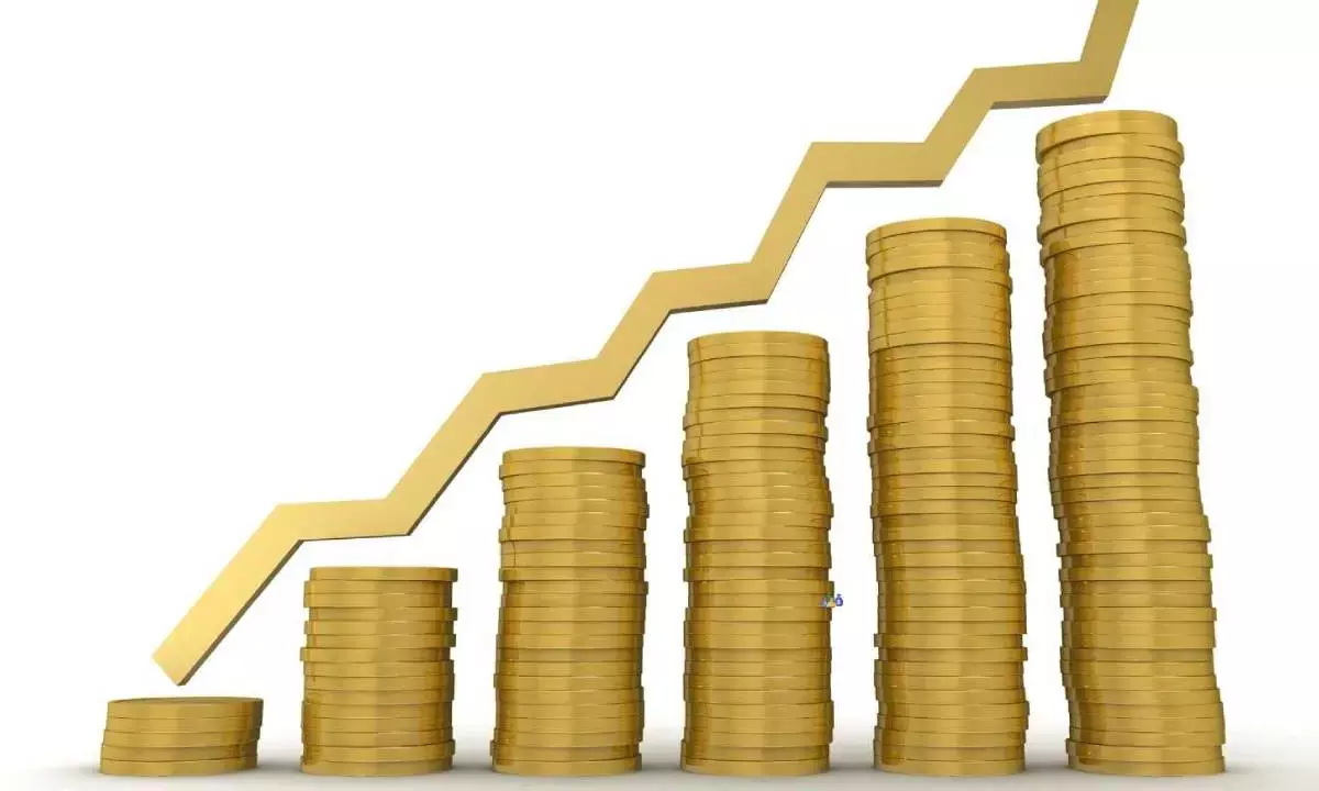 Gold surges Rs 4,000, reaches new lifetime high of Rs 1.37L