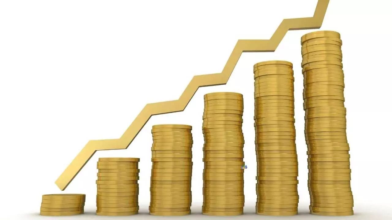 Gold surges Rs 4,000, reaches new lifetime high of Rs 1.37L