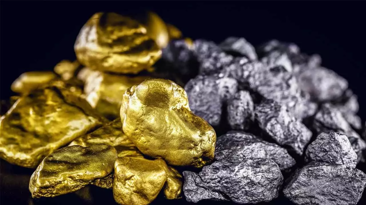 Gold surges Rs 4,000, silver remains flat Gold surges Rs 4,000, silver remains flat