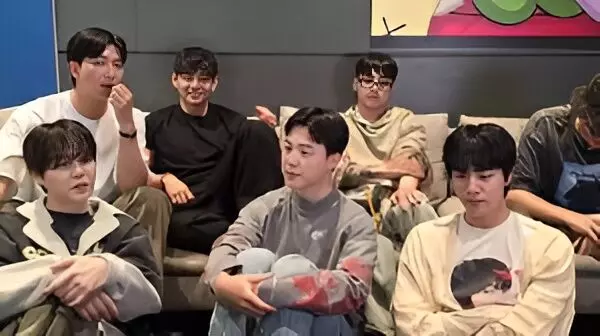 BTS Reunites Live on Weverse: OT7 Goes Live From Jimin’s Account, Fans Celebrate Emotional Homecoming BTS Reunites Live on Weverse: OT7 Goes Live From Jimin’s Account, Fans Celebrate Emotional Homecoming