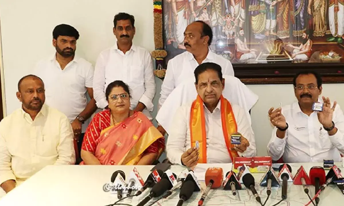 Hyd bizman donates Rs 1.2 cr blades to TTD