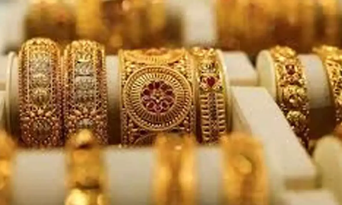 Gold and Silver Soar to New Peaks Amid Global Conflicts and Dollar Dip