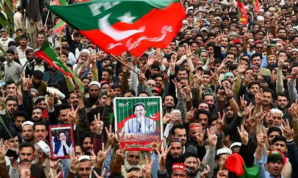 Pakistan in turmoil as Imran Khan rallies supporters following corruption verdict