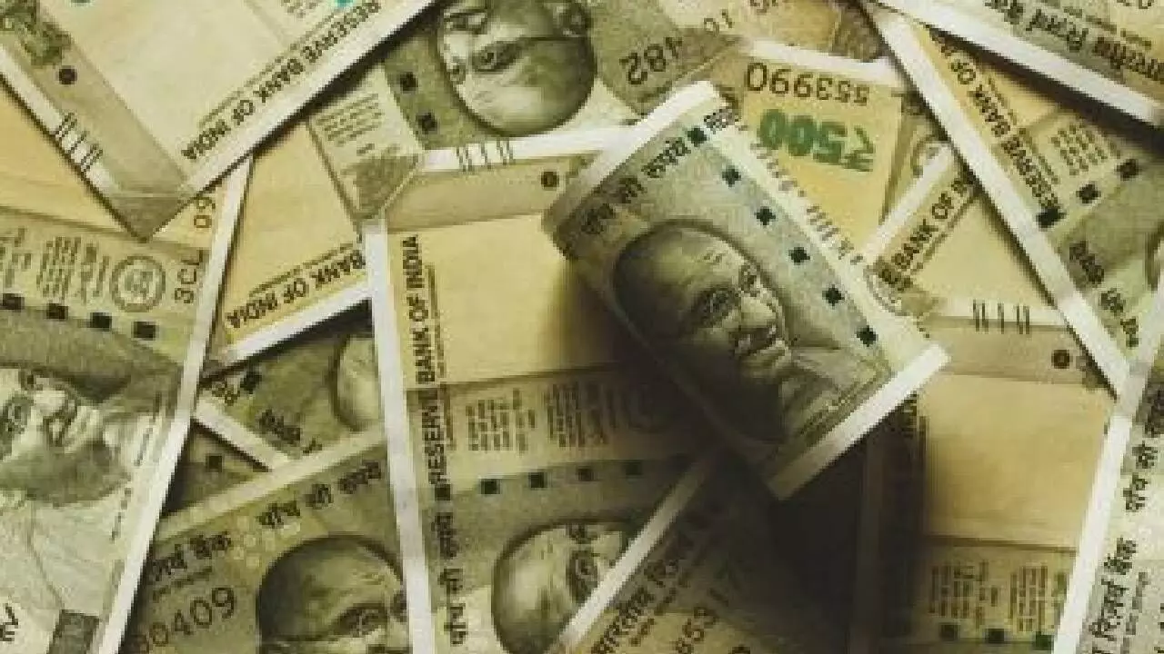 Centre debunks fake claims on Rs 500 ATM withdrawal Centre debunks fake claims on Rs 500 ATM withdrawal