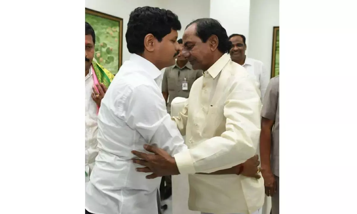 Former BRS MP Santosh appears before SIT in phone-tapping case