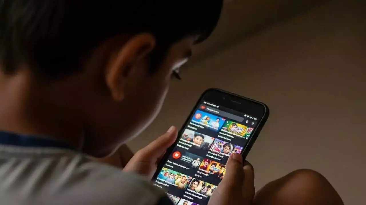 Survey: Put age bar on social media