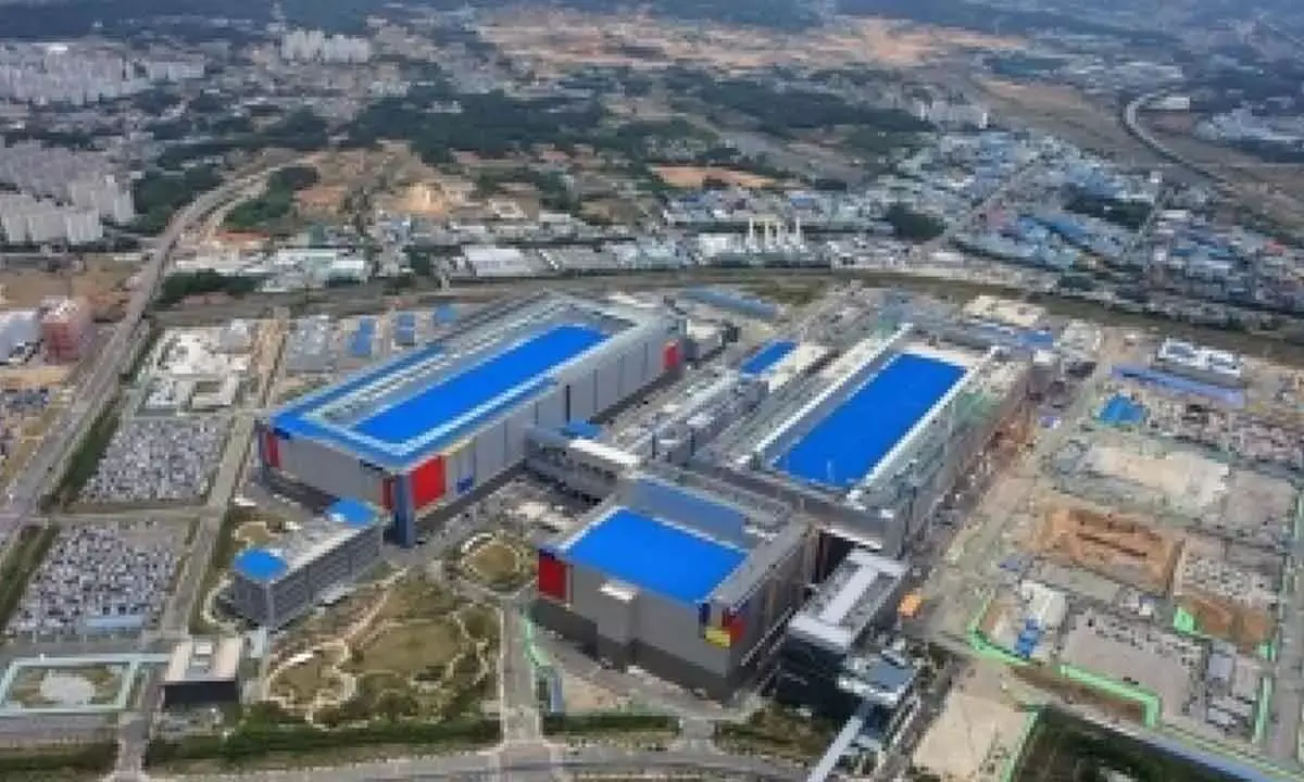 Samsung to begin mass production of HBM4 chips