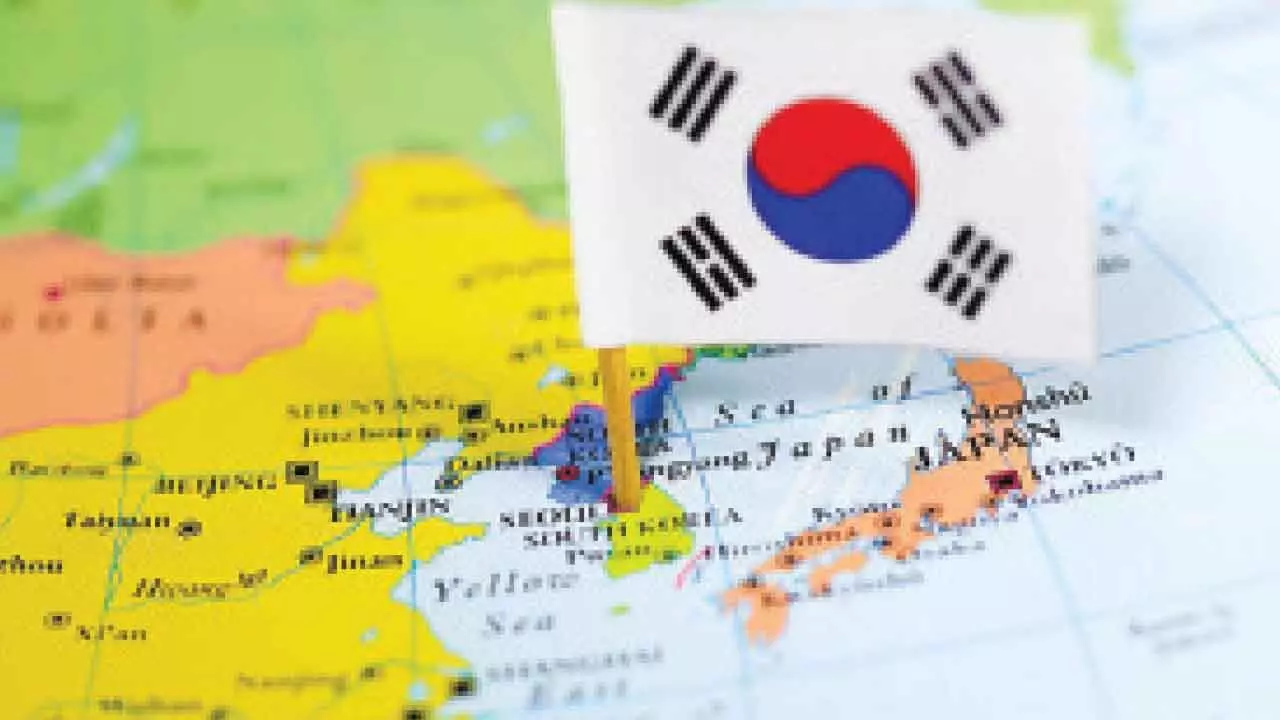 Seoul shares down as oil swings on prolonged Hormuz blockade Seoul shares down as oil swings on prolonged Hormuz blockade