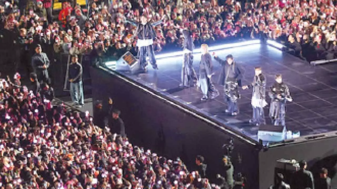 Foreign visitors surge in Seoul on BTS concert day: Data