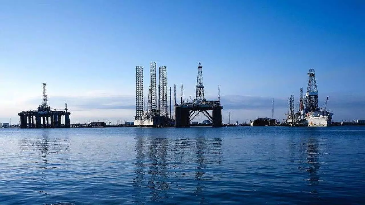 OMCs shift burden to refiners amid rising crude oil costs OMCs shift burden to refiners amid rising crude oil costs