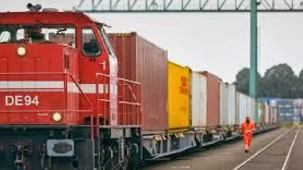 Rlys sets 3,000 MT freight capacity by 2030: Report Rlys sets 3,000 MT freight capacity by 2030: Report
